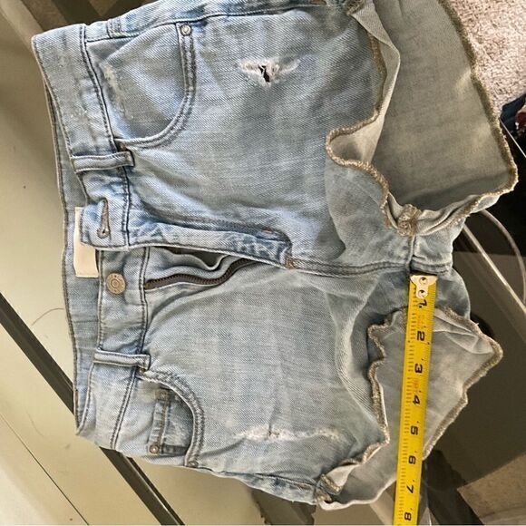Garage Lightwash Distressed Cut Off Shorts - Size 0 - Picture 8 of 8